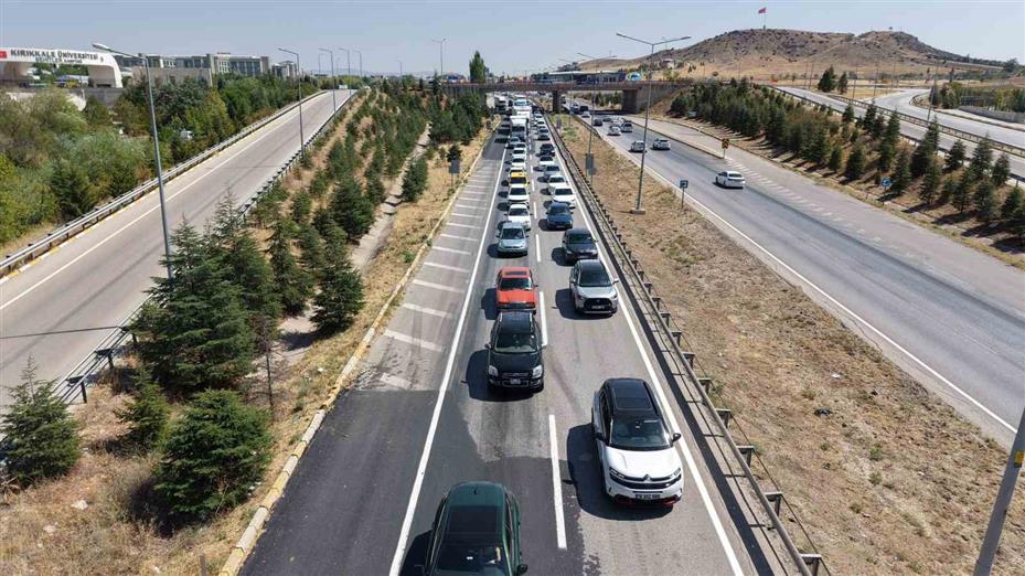 43 ilin geçiş güzergahında trafik durma noktasına geldi: Kilometrelerce araç kuyruğu oluştu