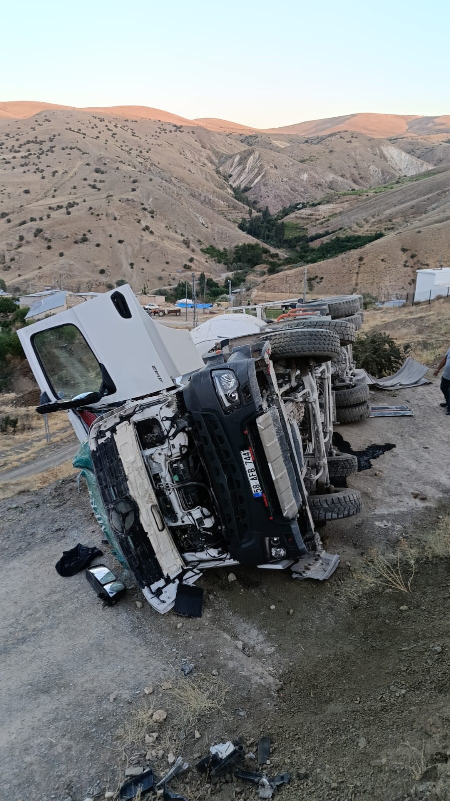 Yoldan çıkan beton mikseri takla attı, sürücü ağır yaralandı