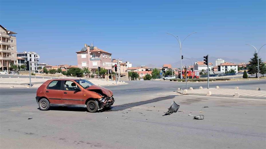 Kaza sonrası araçtan çıkamayan yaşlı kadını itfaiye kurtardı: 3 yaralı