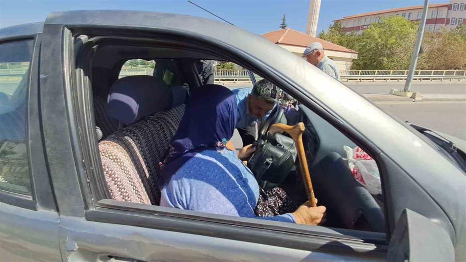 Kaza sonrası araçtan çıkamayan yaşlı kadını itfaiye kurtardı: 3 yaralı