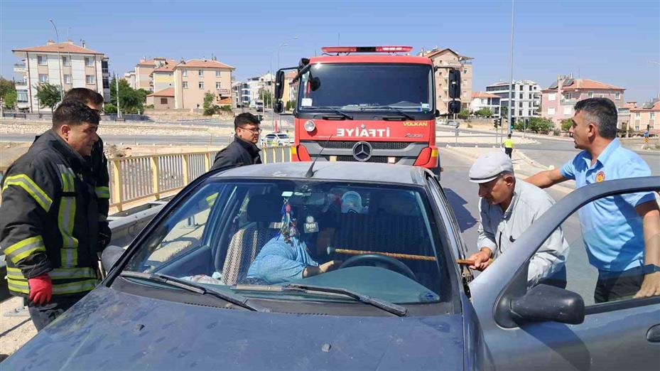 Kaza sonrası araçtan çıkamayan yaşlı kadını itfaiye kurtardı: 3 yaralı