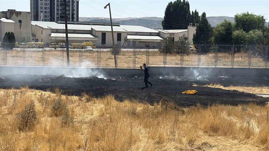 Otluk arazide çıkan yangın büyümeden söndürüldü