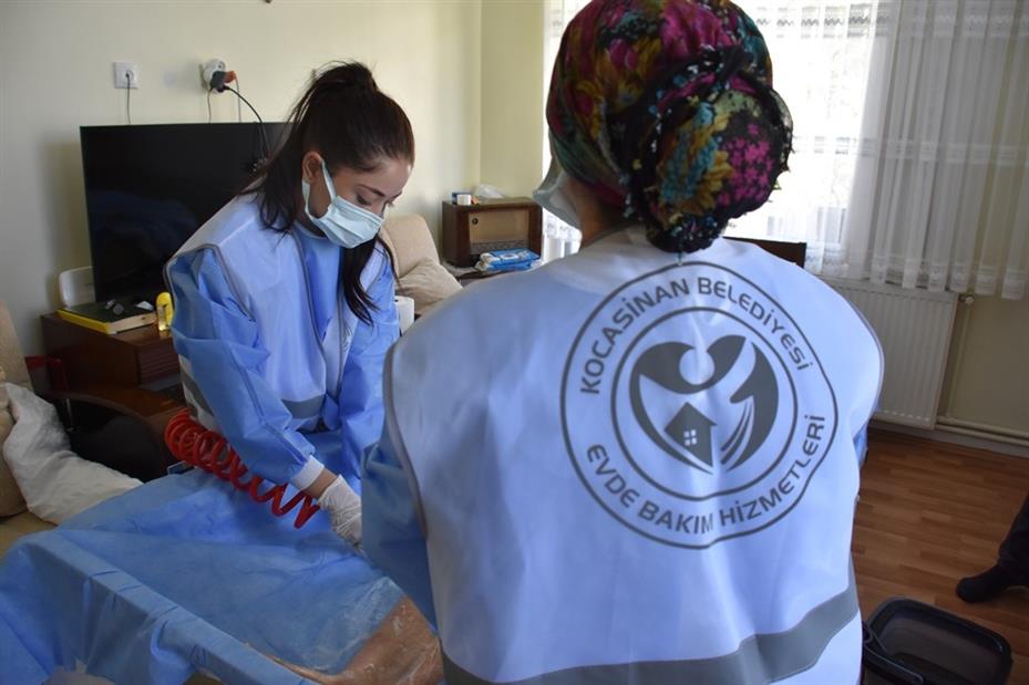 Kocasinan, ’Evde Bakım Hizmeti’ ile hem yüzleri güldürüyor hem şifa dağıtıyor