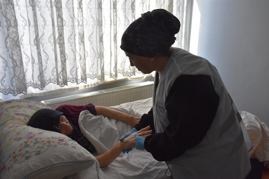 Kocasinan, ’Evde Bakım Hizmeti’ ile hem yüzleri güldürüyor hem şifa dağıtıyor