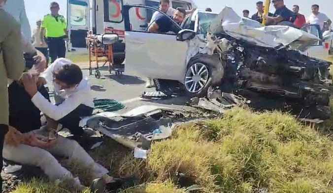 Otomobiller kafa kafaya çarpıştı: 3 yaralı