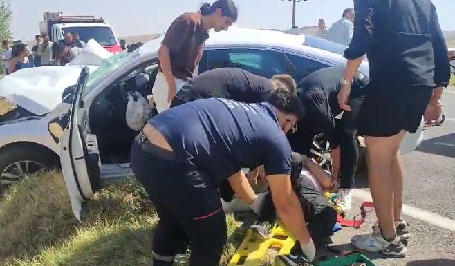 Otomobiller kafa kafaya çarpıştı: 3 yaralı