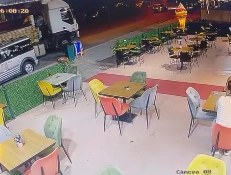 Freni çekilmeyen tır geri geri gitti, araçlara zarar verdi