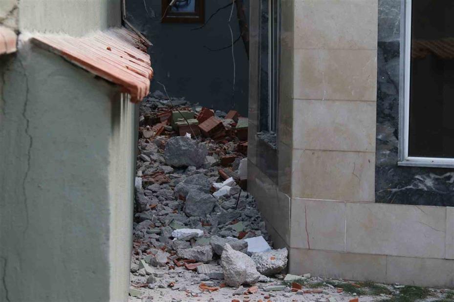 Yıkılan binanın molozları cami bahçesine döküldü