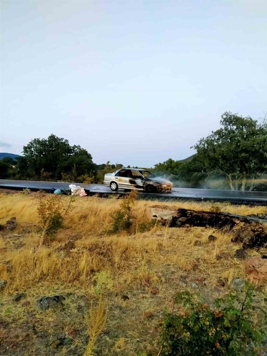 Ankara’da seyir halindeki araçta çıkan yangın tarlaya sıçradı