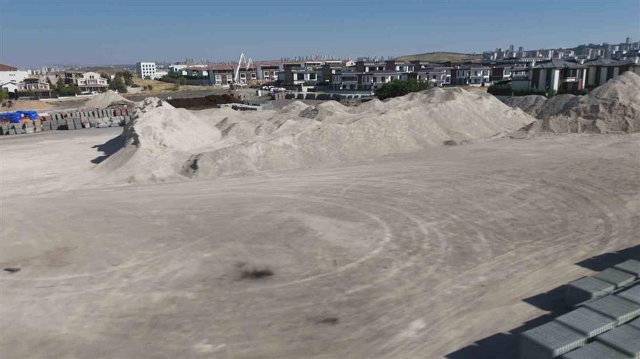 Yerleşim yerinde kurulan hafriyat deposu mahalle sakinlerini isyan ettirdi