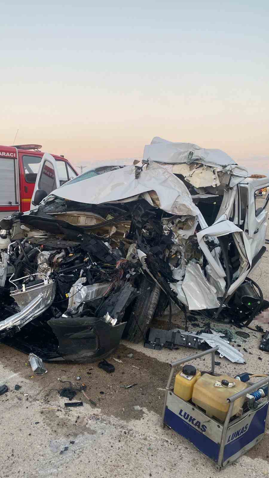 Hafif ticari araç tıra arkadan çaptı: 1 ölü, 1 yaralı