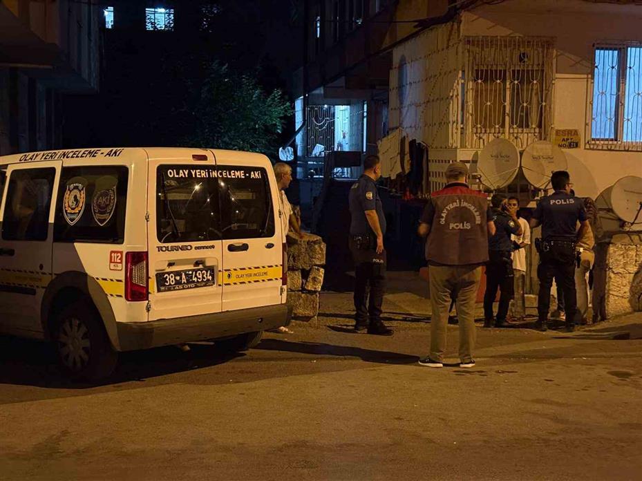 2 yıl önce boşandığı eski karısını bıçakla ağır yaraladı