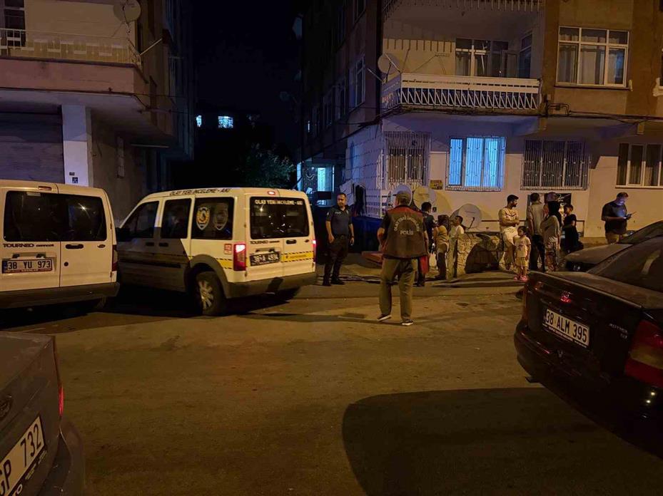 2 yıl önce boşandığı eski karısını bıçakla ağır yaraladı