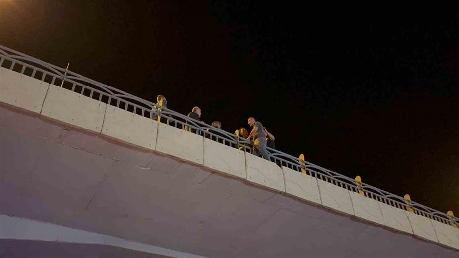 Köprüden atlamak isteyen şahsı polis ikna etti