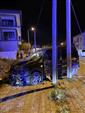 Kaza yaparak savrulan motosiklet yayalara çarptı: 5 yaralı
