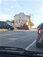 Koltuk takımını otomobiline yükleyen sürücü trafiği tehlikeye düşürdü