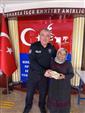 Tomarzalı yaşlı kadın, ördüğü çoraplarla yürekleri ısıttı