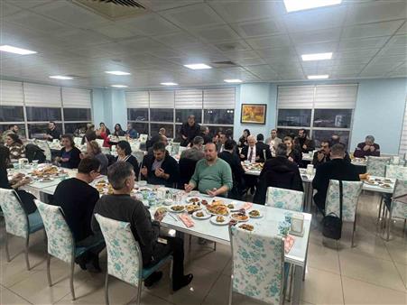 Hastane çalışanları iftar sofrasında bir araya geldi