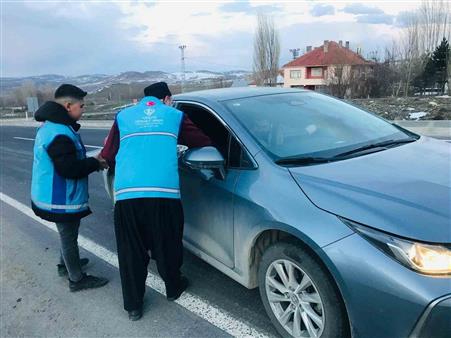 Akdağmadeni’nde yolculara ‘iftara 5 kala’ sürprizi