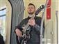 Genç müzisyen gitarıyla tramvayda konser verdi