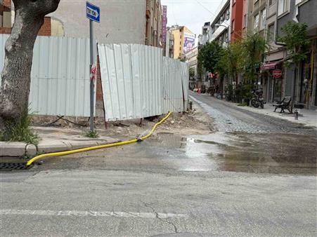 İnşaat alanında patlayan hortum sokağı göle çevirdi