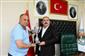 Başkan Hamamcı’ya şampiyonluk kupası ile takım oyuncularının imzaladığı formayı takdim etti