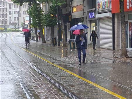 Eskişehir güne yağmurlu başladı