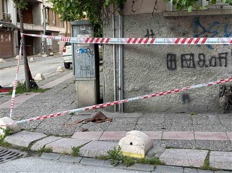 Binadan düşen kiremitler için emniyet şeridi çekildi