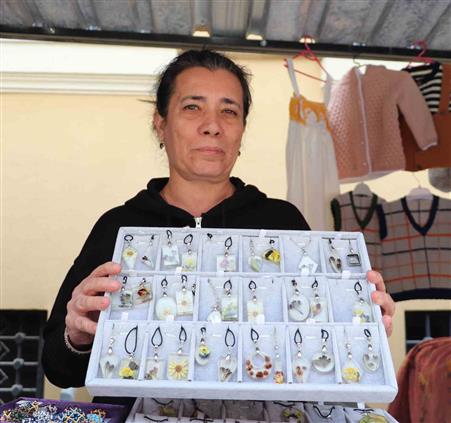 Hobi olarak başladı, şimdi el emeği takı sergiliyor