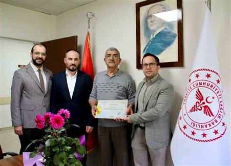 Emekli olan 43 yıllık doktora veda
