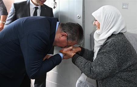 Vali Yılmaz’dan 84 yaşındaki Ayşe Ayti’ye bayram ziyareti