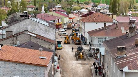 Büyükşehir’den Sarız’daki 1,3 kilometrelik ana arterde yol yapım ve sıcak asfalt çalışması