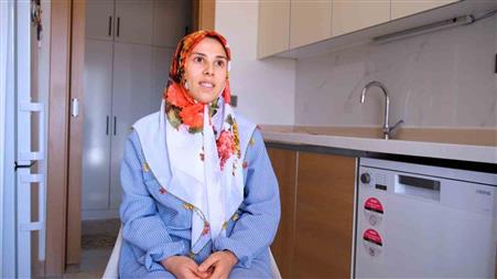 Bakan Kurum, depremzede ailenin bayram sevincini paylaştı