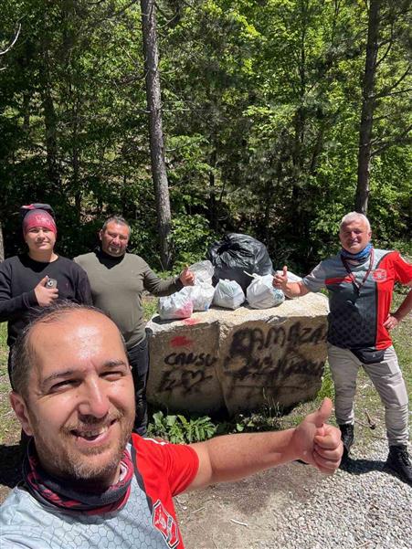 Kütahya’da kirlenen mesire alanını Eskişehirli motosiklet grubu temizledi