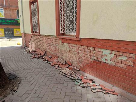 Eskişehir’de cami duvarının dekoratif tuğlaları deforme olup kaldırıma döküldü