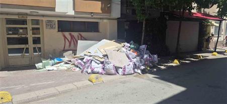 Kaldırıma sorumsuzca bırakılan inşaat artıkları