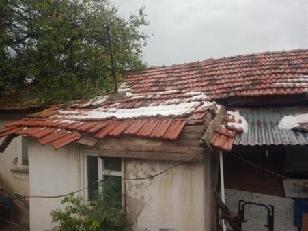 Aşırı sağanak yağış müstakil evin çatısına zarar verdi