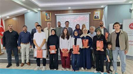 Eskişehir’de umre ödüllü bilgi yarışmasının kazananları ödüllerine kavuştu