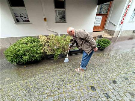 Altyapı yetersizliği sebebi ile yol kenarında biriken su ile bitkileri suladı