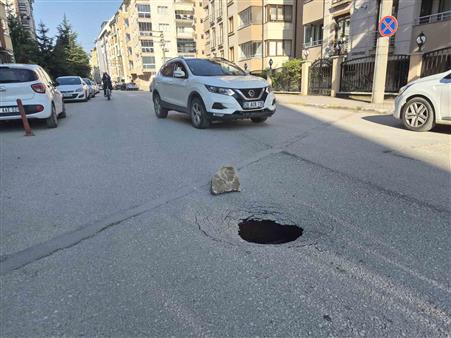 Eskişehir’de yol çöktü, sürücüler zor anlar yaşadı