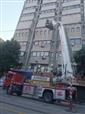 Binanın dış cephesindeki beton parçalar yayaların arasına düştü