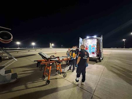 Endonezya’da kaza geçiren Türk vatandaşı ambulans uçakla Türkiye’ye getirildi