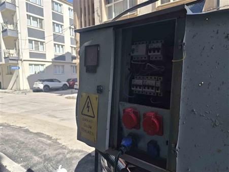 Eskişehir’de kapağı açık bırakılan elektrik panosu korkutuyor