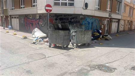 Tepebaşı’ndaki sokaklarda çevre ve görüntü kirliliğine sebep olan çöpler