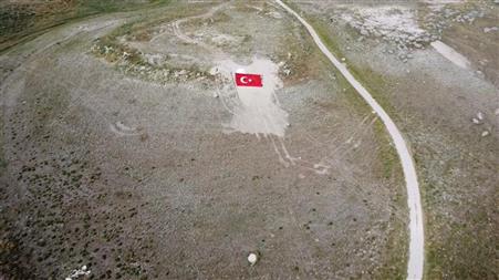Eskişehirli gençler Milli Takıma destek için dağa Türk Bayrağı nakşetti