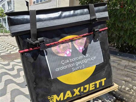 Motokuryeden gülümseten ve düşündüren uyarı: "Çok borcum var, sorry"
