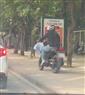 Trafiği beklememek için kaldırımdan yoluna devam etti