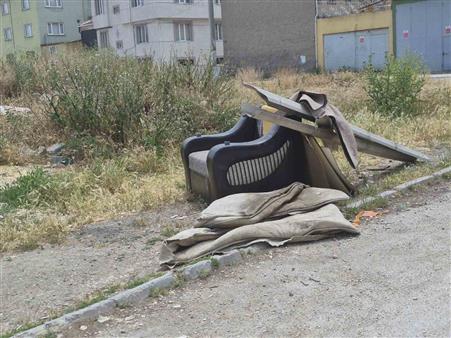 Sorumsuzca çevreye atılan eski ev eşyaları görüntü kirliliğine yol açıyor