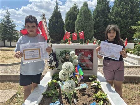 Şehit operatörün çocukaları karnelerinin babalarının kabrine götürdü