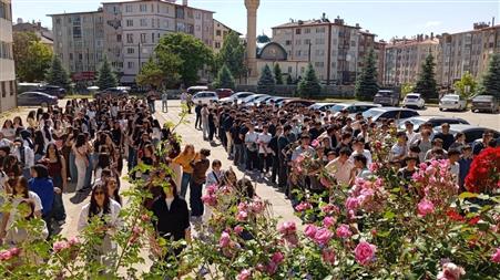 Sivas lisesinin yarım asırlık mezunları yeni mezunlarla kaynaştı